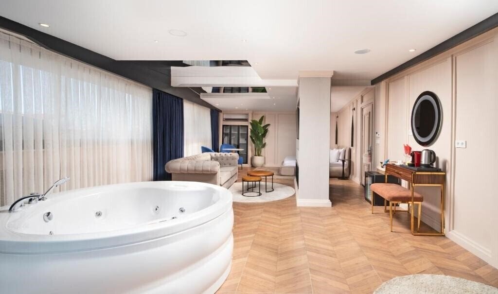 Панорама Walton Gardens Pera Hotel 3*