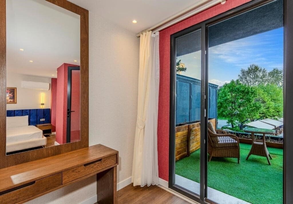 Панорама Porta Romanos Hotel (ex. City Wall Hotel) 4*