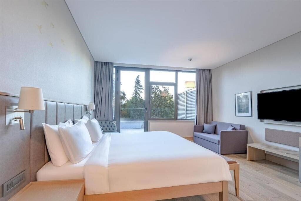 Территория Radisson Hotel Istanbul Harbiye 4*