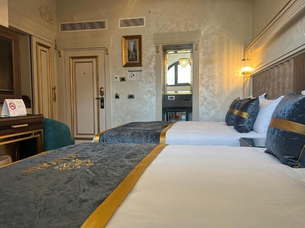 Апартаменти Manors Hotel 4*