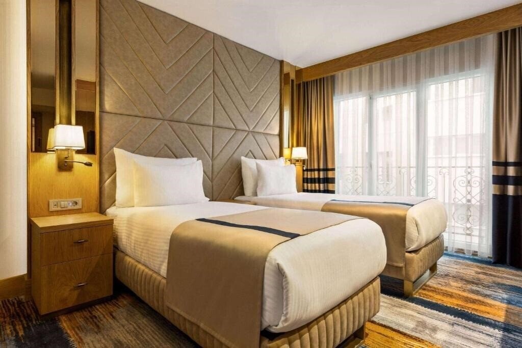 Фото Days Inn By Wyndham Istanbul Bomonti 3*