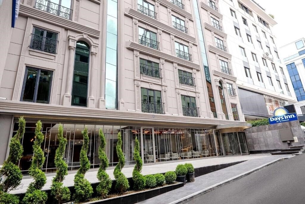 Территория Days Inn By Wyndham Istanbul Bomonti 3*