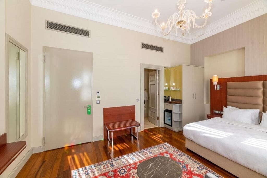 Панорама Blue Gilroy Hotel 3*