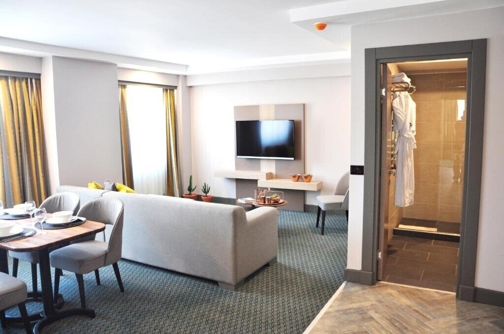 Готель Tophane Suites 5*