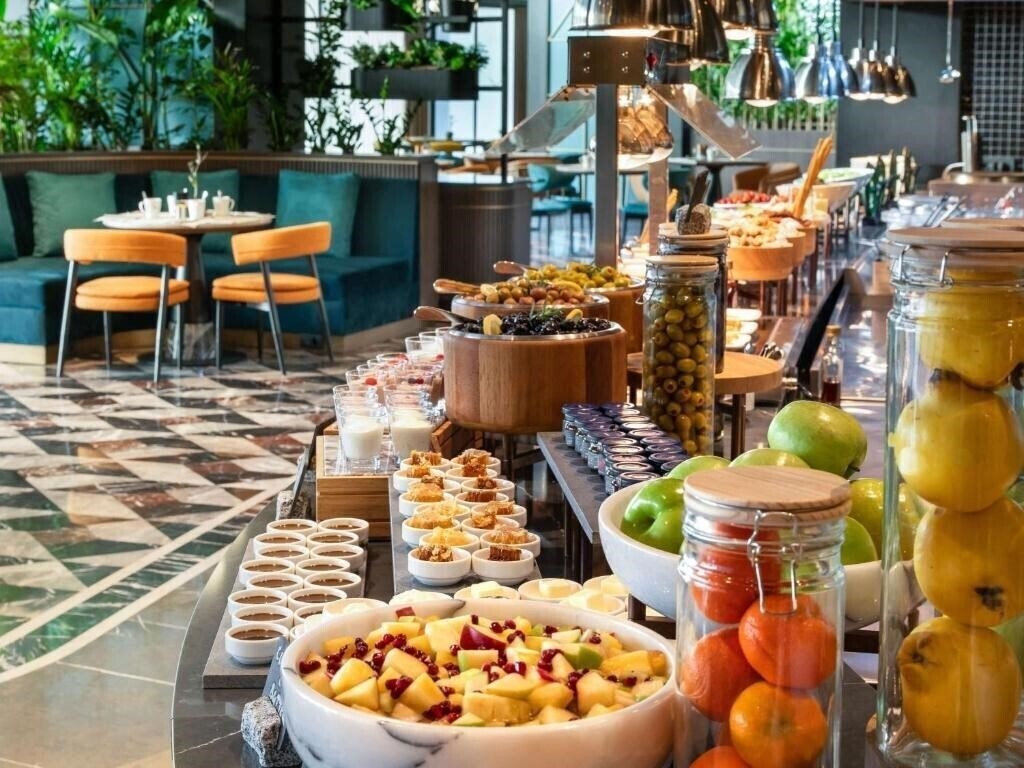 Територія Movenpick Hotel Istanbul Marmara Sea 5*