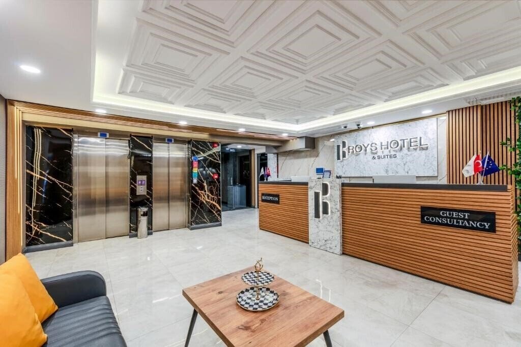 Фотографія Roys Hotel & Suites 4*