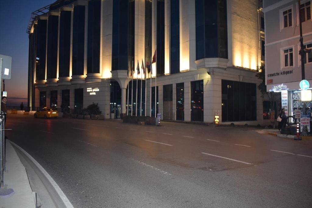 Территория Euro Plaza Hotel 4*