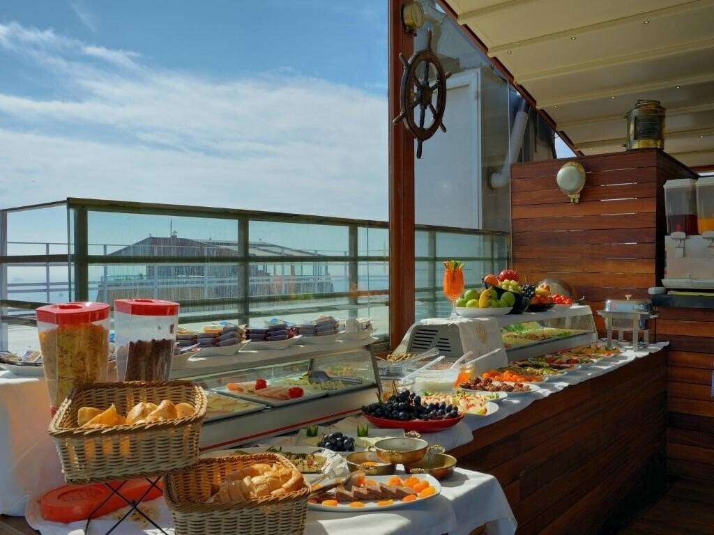 Фото Burckin Suites Hotel 3*