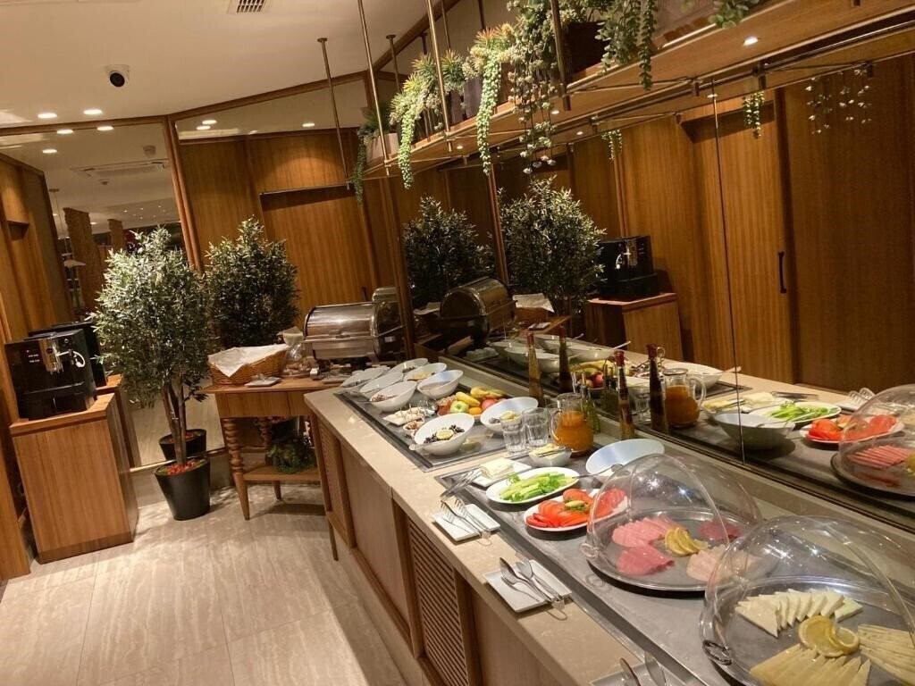 Апартаменти Housez Suites & Apartments 4*