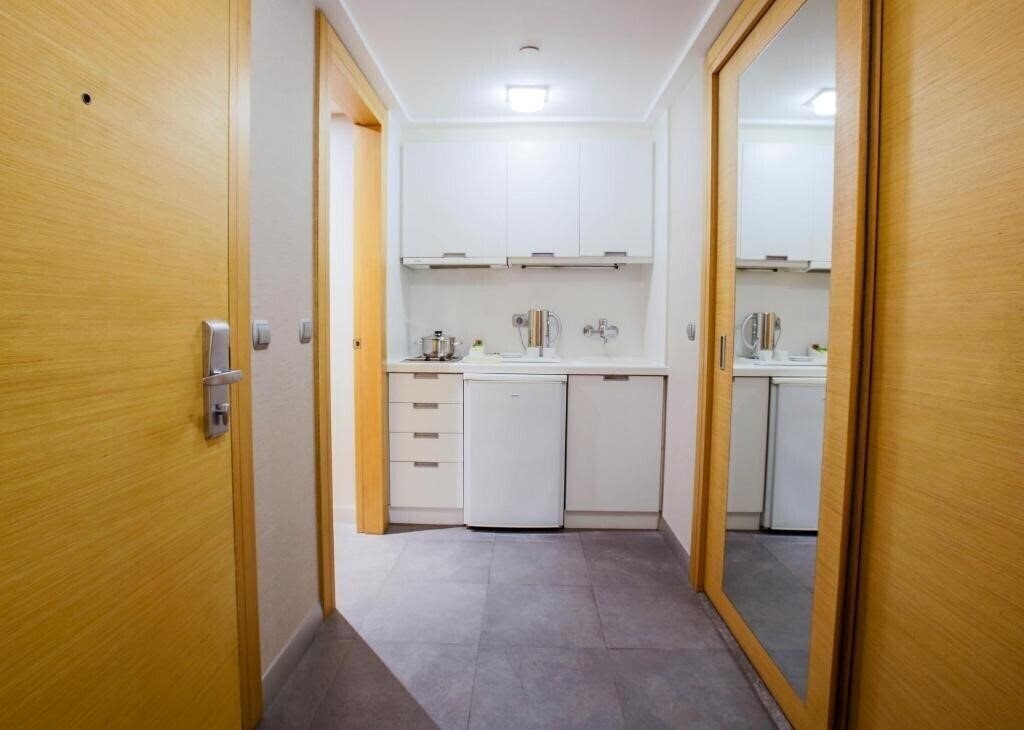 Територія Housez Suites & Apartments 4*