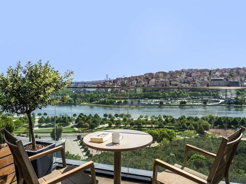 Панорама Movenpick Hotel Istanbul Golden Horn 5*