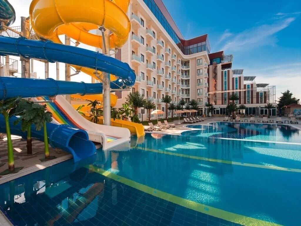 Апартаменти Elegance Resort Hotel 4*