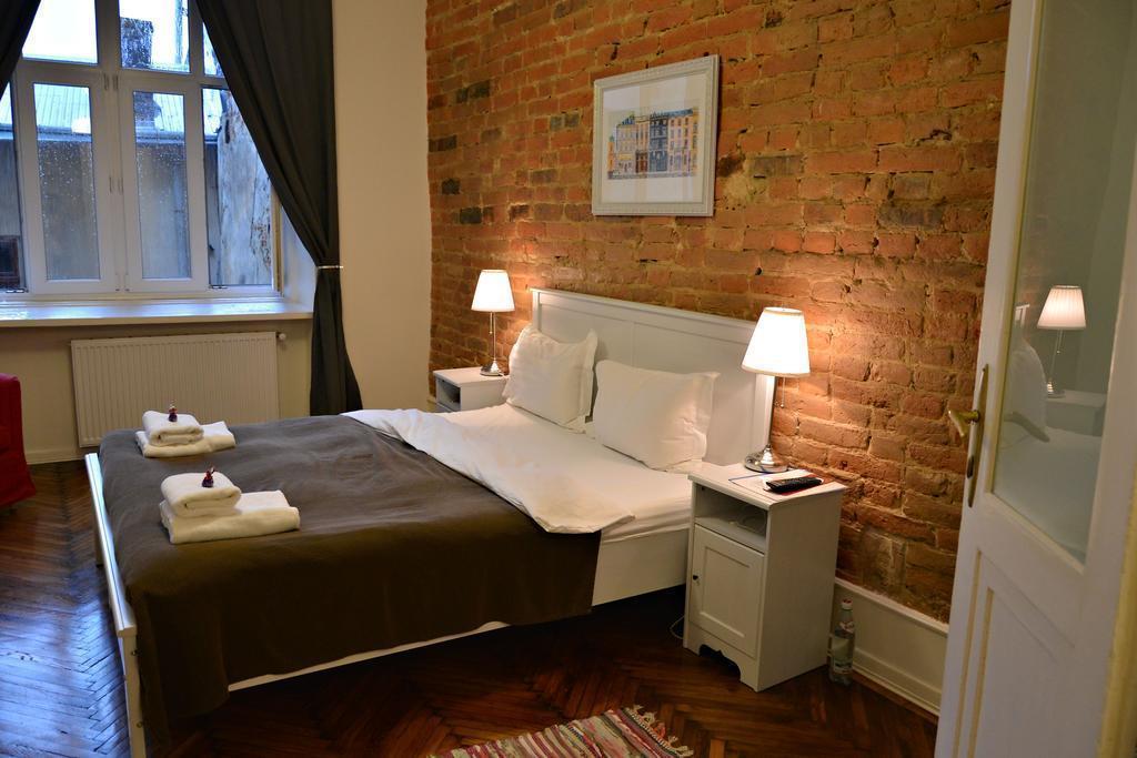 Вид On The Square Guesthouse 3*