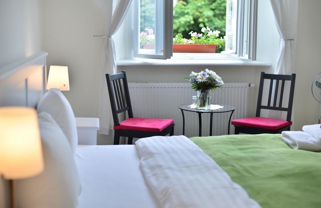 Апартаменты On The Square Guesthouse 3*