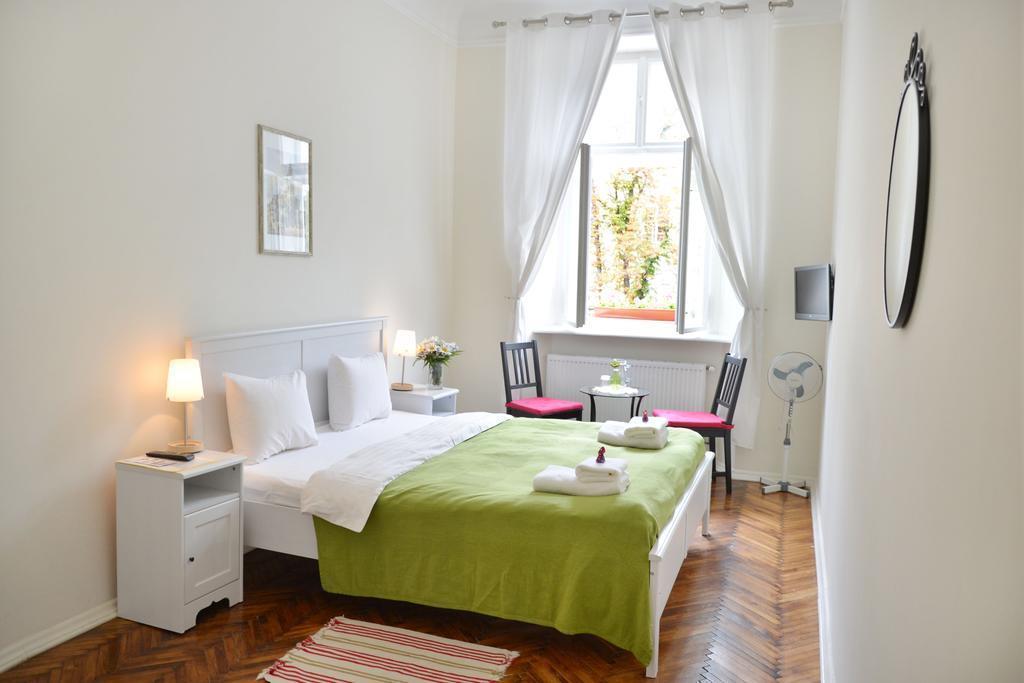 Панорама On The Square Guesthouse 3*