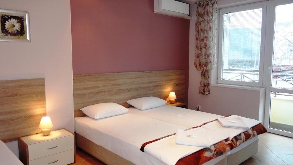 Панорама Guest Rooms Kom 1*