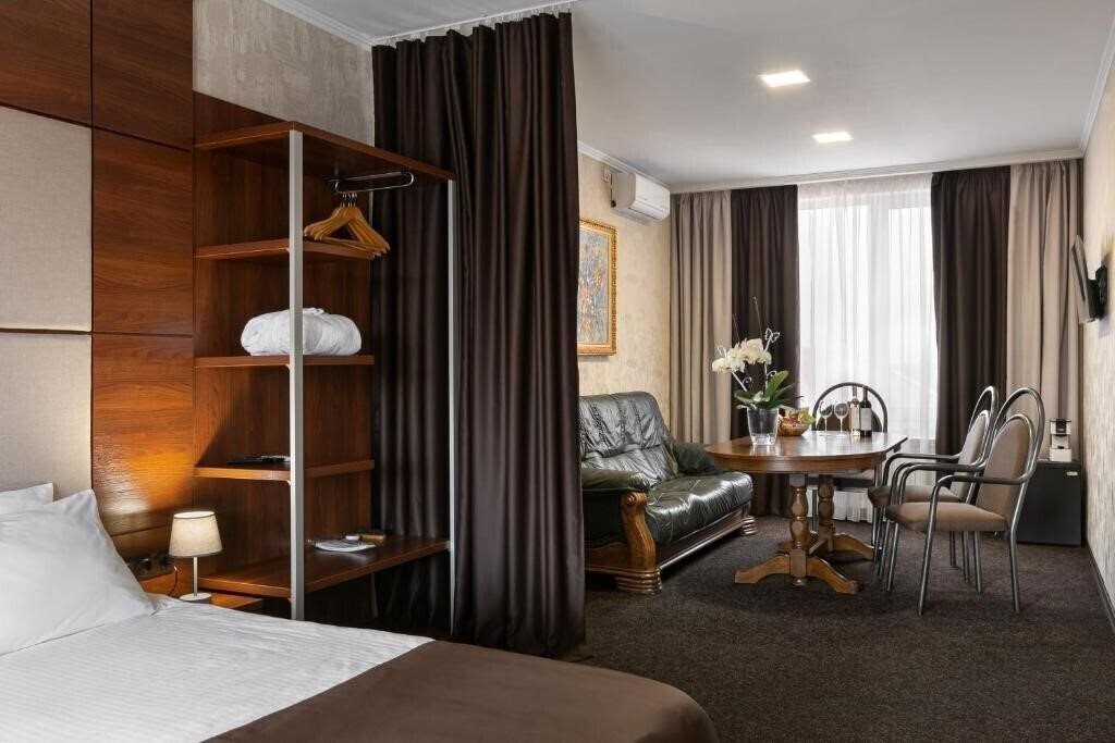 Отель Галерея 4*