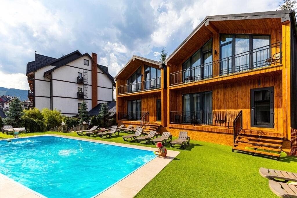 Панорама Під Стріхою 4*