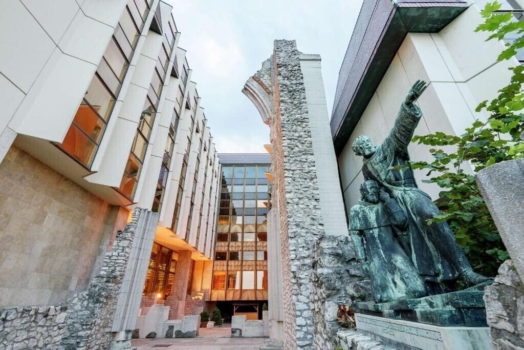 Территория Hilton Budapest 5*