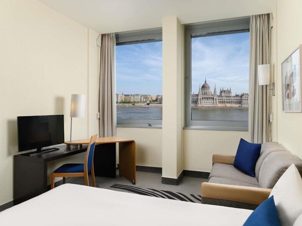 Панорама Novotel Danube 4*
