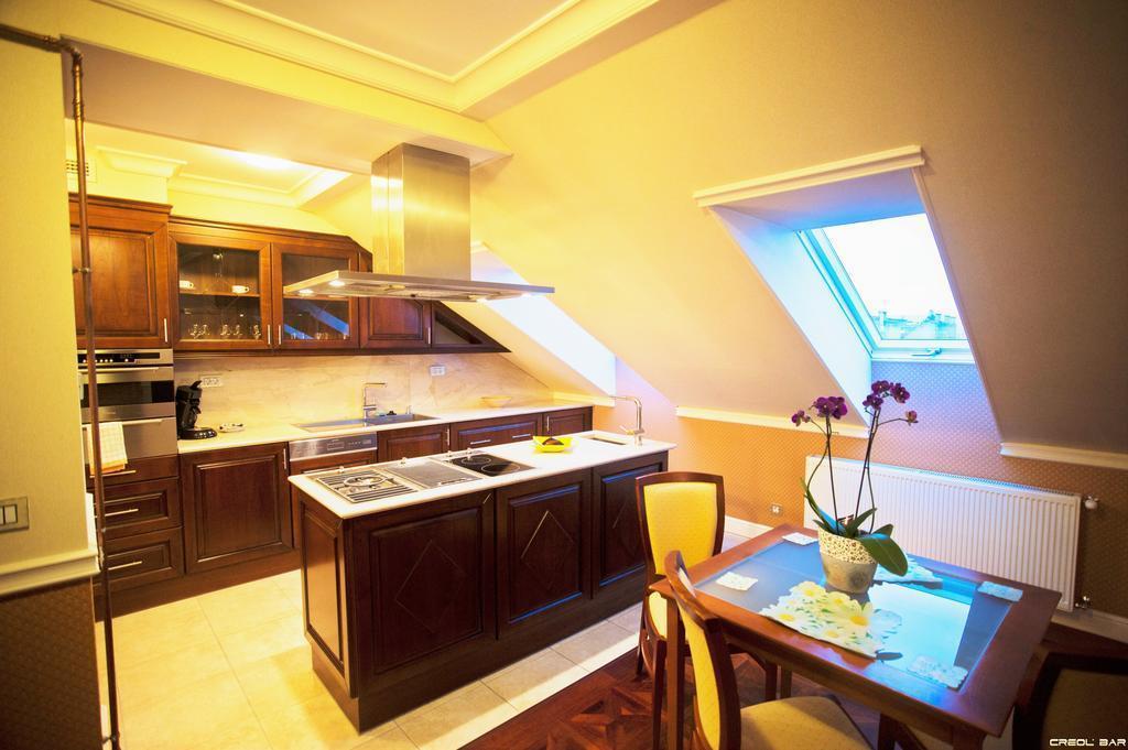 Вид Queen's Court Hotel & Residence 5*