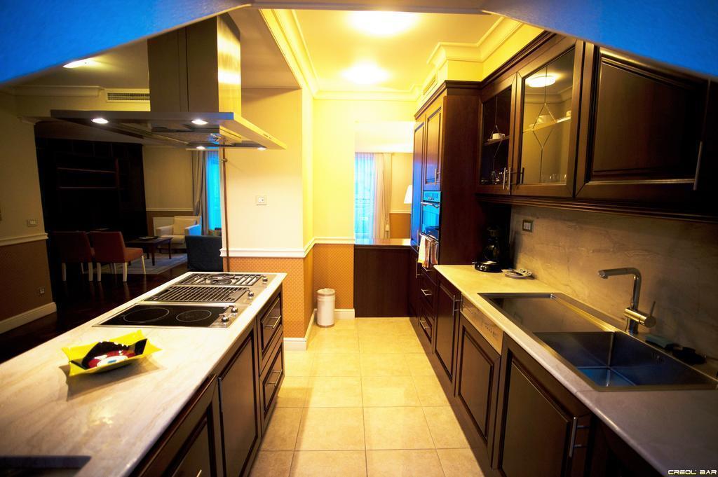 Территория Queen's Court Hotel & Residence 5*