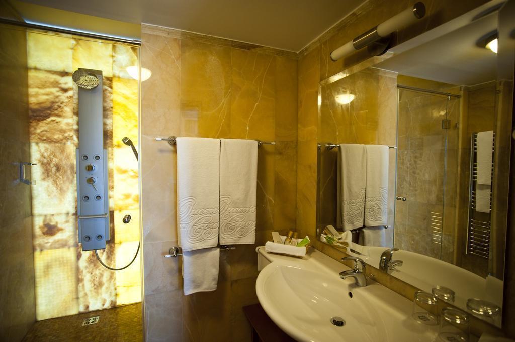 Апартаменты Queen's Court Hotel & Residence 5*