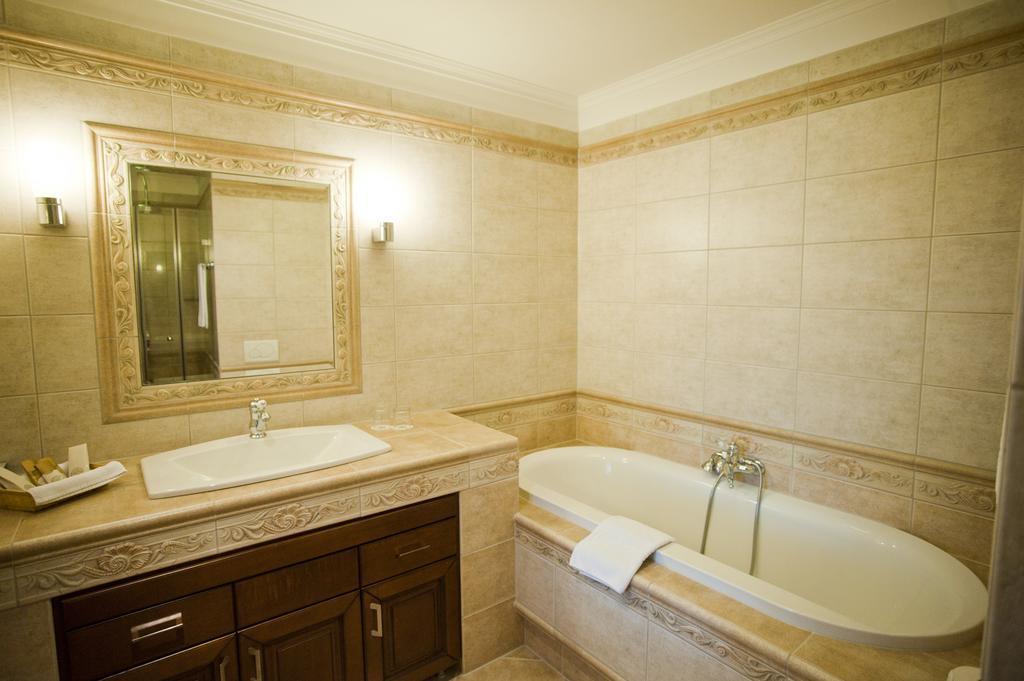Панорама Queen's Court Hotel & Residence 5*