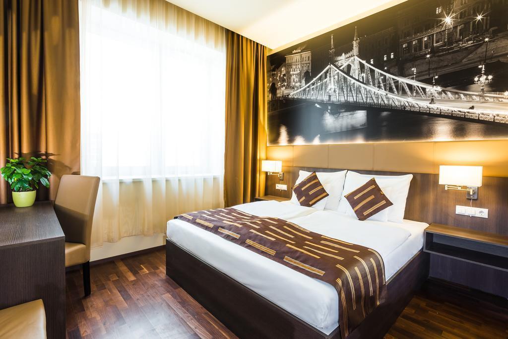 Територія 12 Revay Hotel 3*