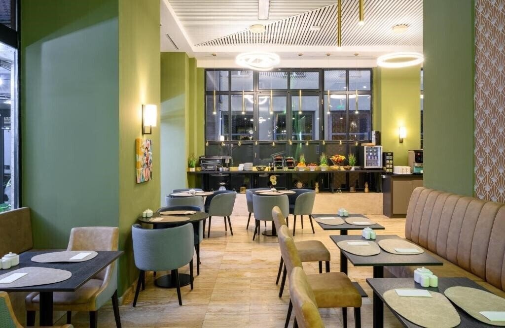 Готель Regency Suites 4*