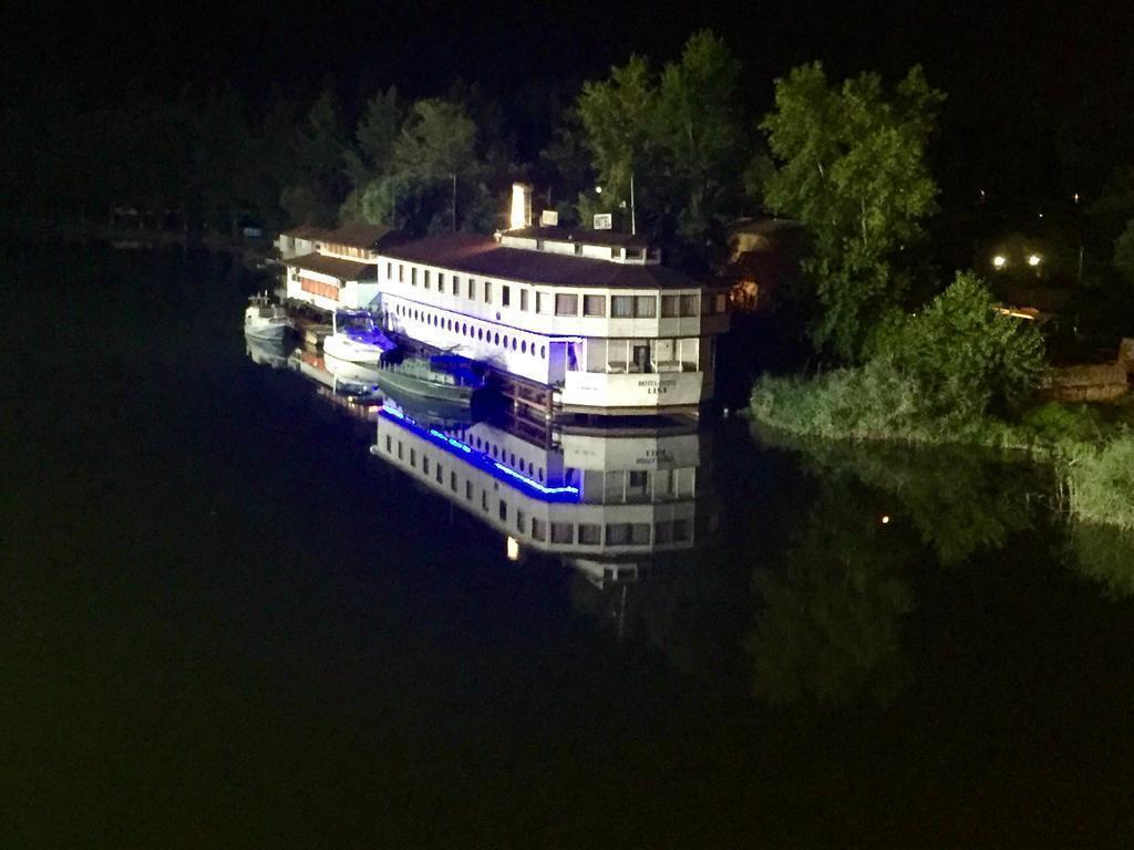 Отель Botel Lisa 3*