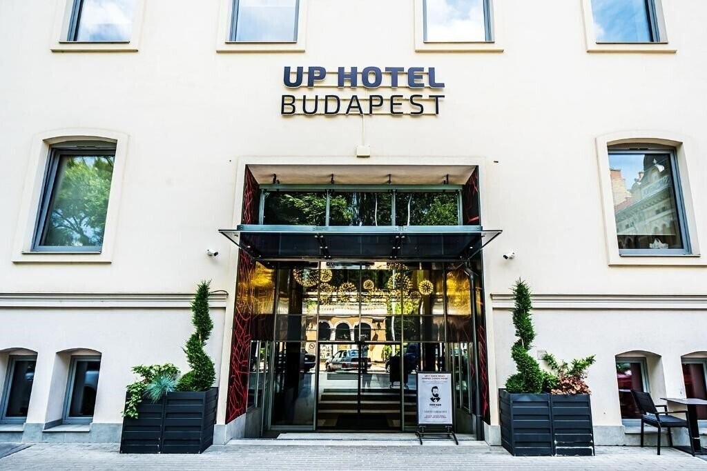Територія Up Hotel Budapest 4*
