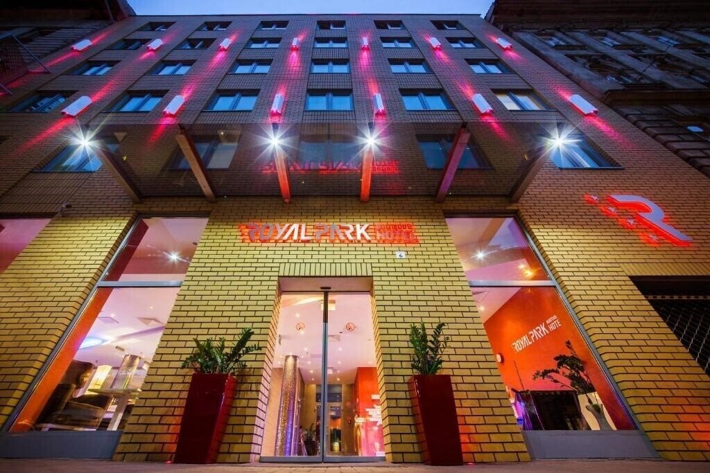 Готель Royal Park Boutique Hotel 4*