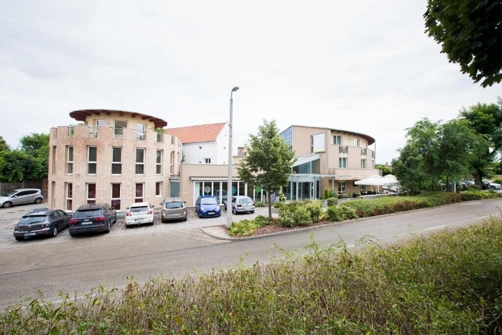 Готель Ce Plaza Hotel 4*