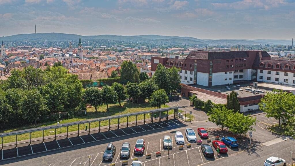 Территория Sopron Hotel 4*
