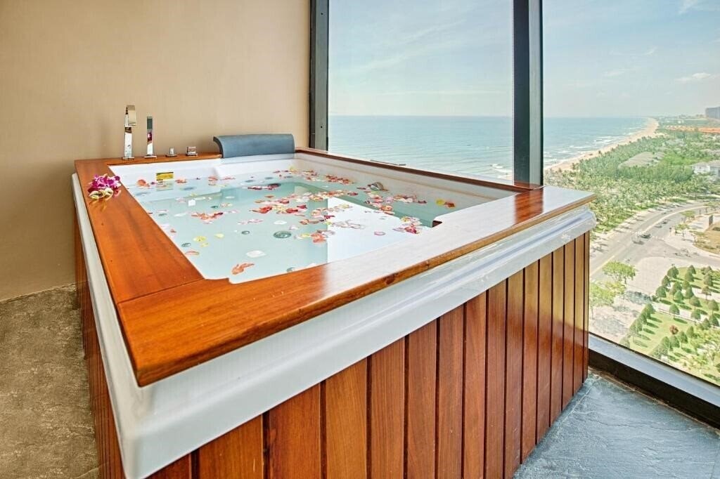 Территория Yarra Ocean Suite Danang 4*