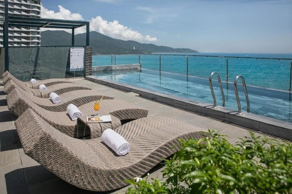 Територія Mangata Beachfront Hotel Danang 4*