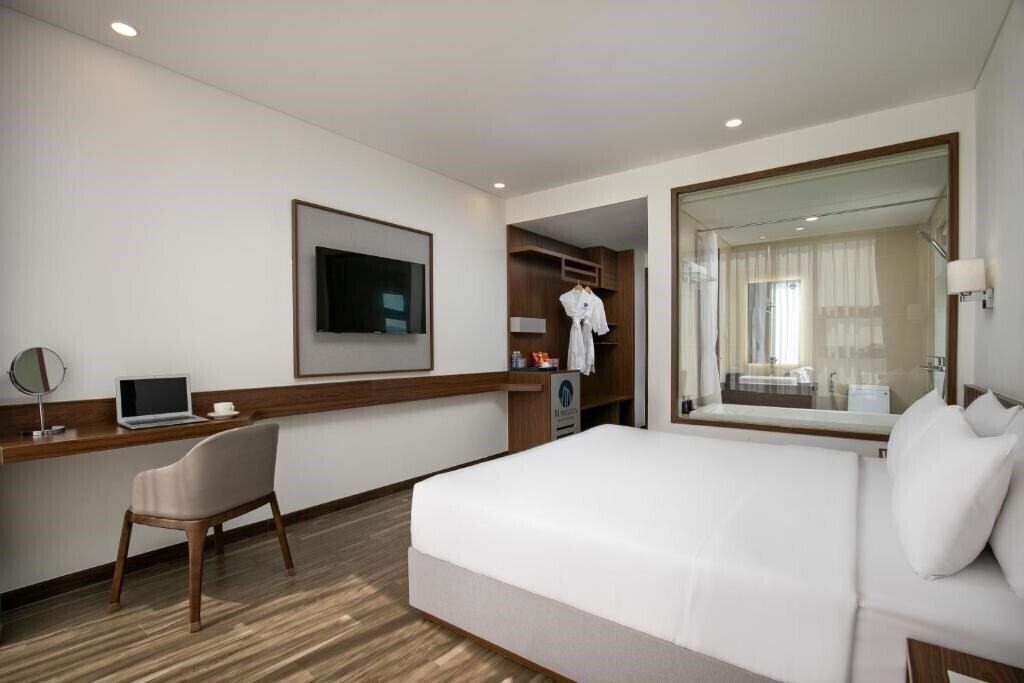Апартаменти Mangata Beachfront Hotel Danang 4*