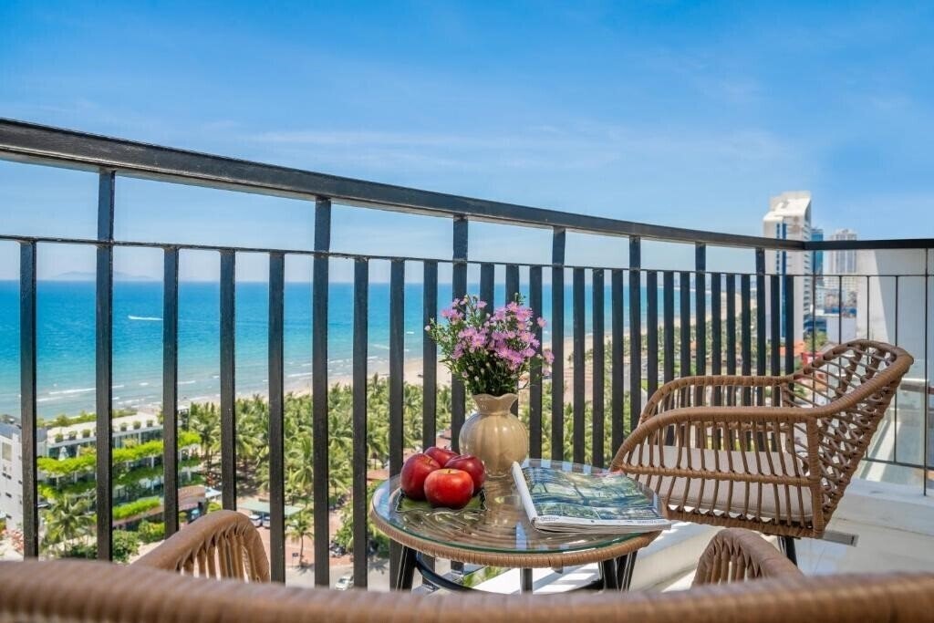 Панорама Lunar Hotel 4*