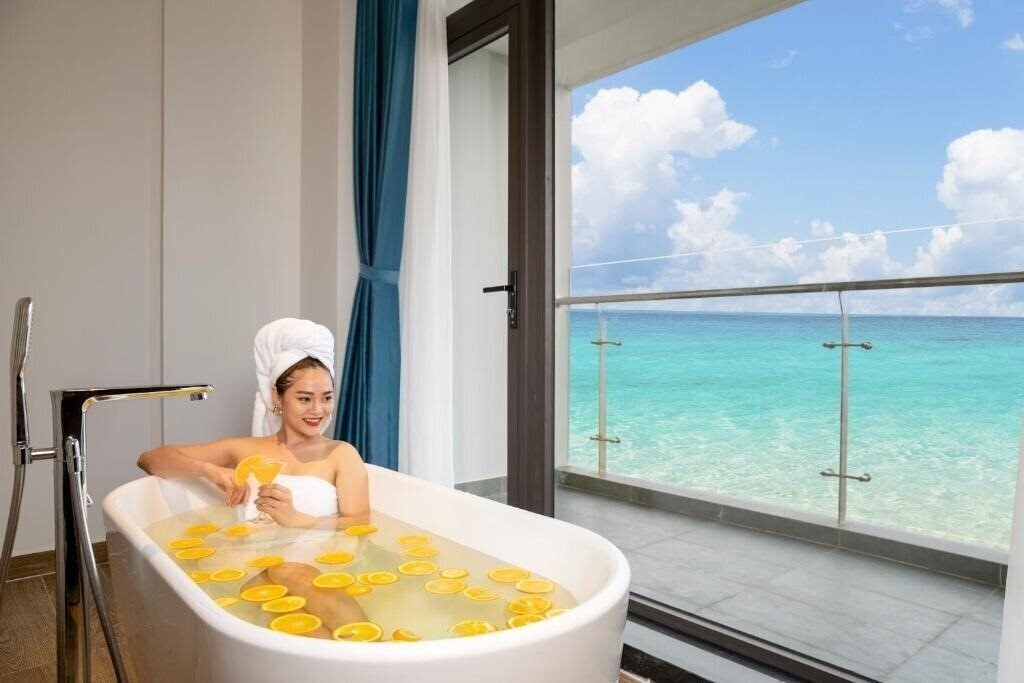 Апартаменти Canvas Danang Beach Hotel 4*