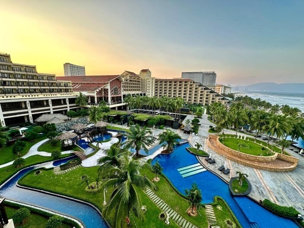 Территория Crowne Plaza Danang (ex. Silver Shores) 5*
