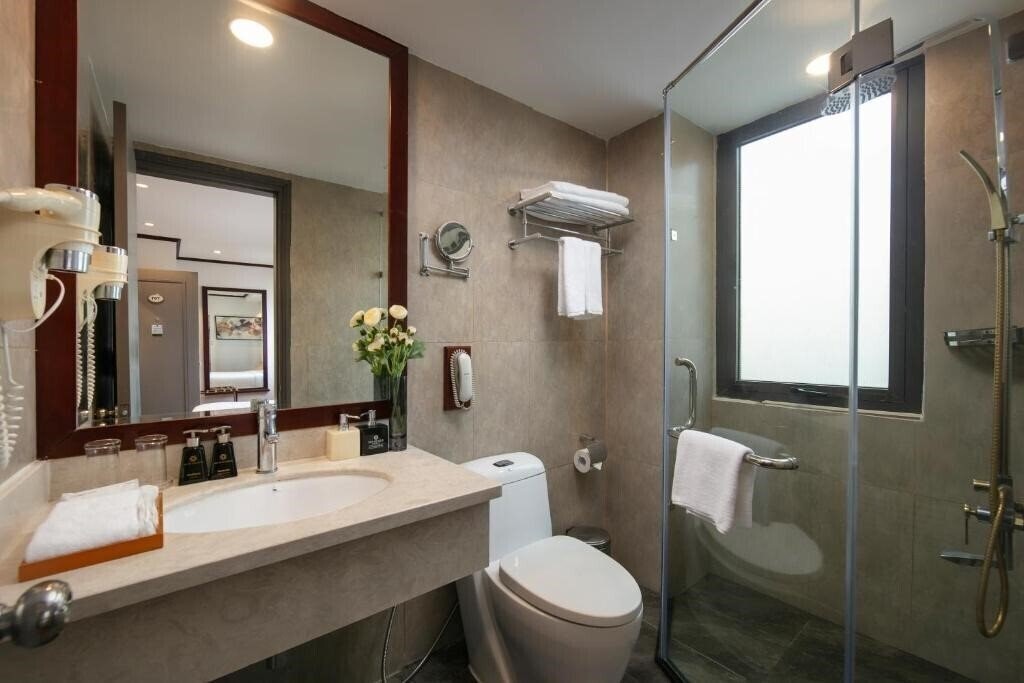 Панорама May De Ville Corner Hotel 4*