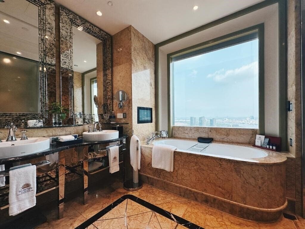 Вид The Reverie Saigon 5*