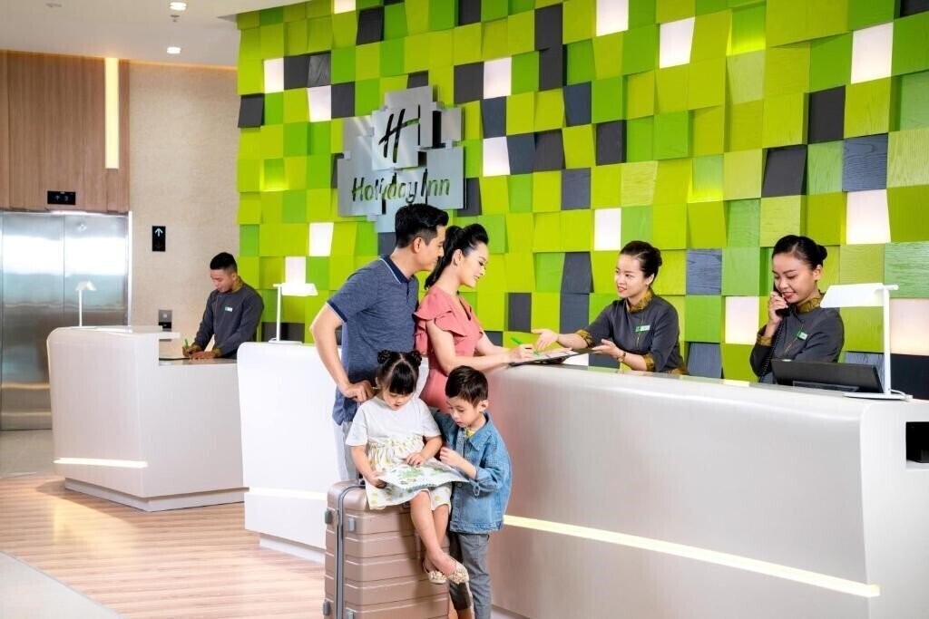 Территория Holiday Inn & Suite Saigon Airport 5*