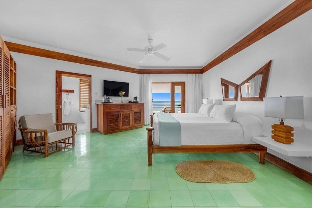 Вид Couples Swept Away Beach 4*