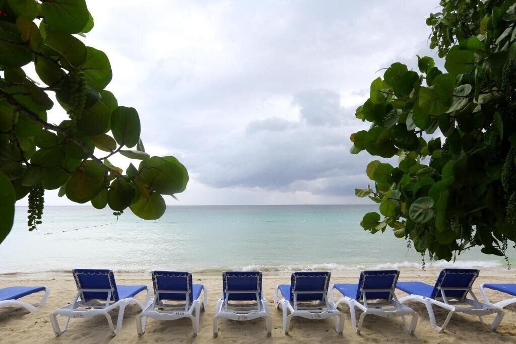 Вид Merrils Beach Resort 3*