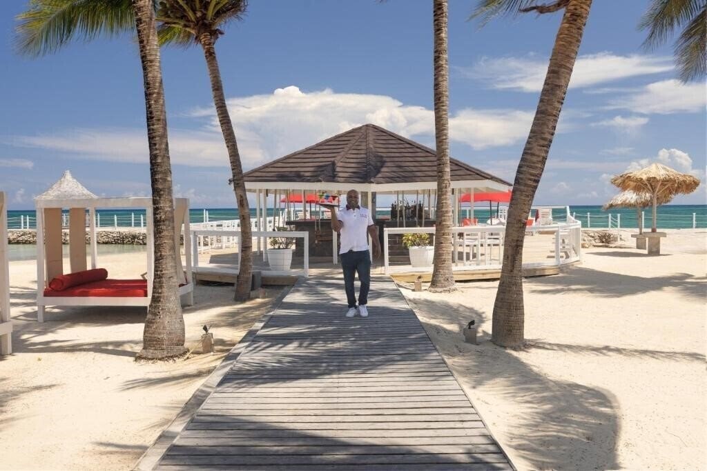 Вид Grand Muthu Runaway Bay Club Caribbean (ex. Royal Decameron Club Caribbean) 3*